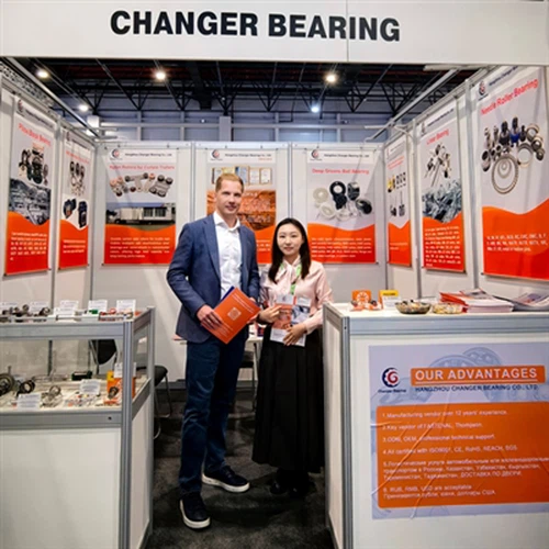 ウズベキスタンのタシュケントにあるブースS31でのインプロム展